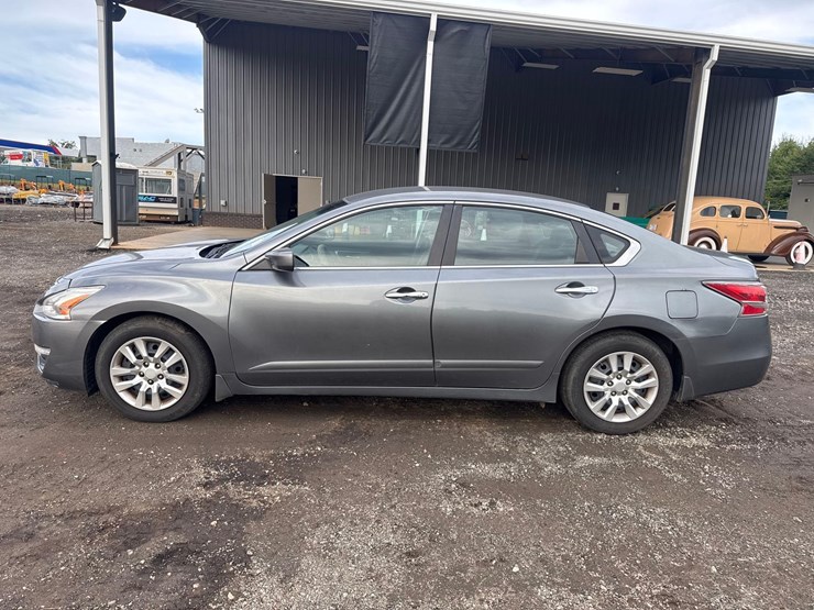 2015-nissan-altima-passenger-car-image-2