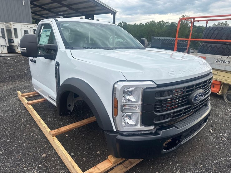 2024-ford-f550-xl-image-3