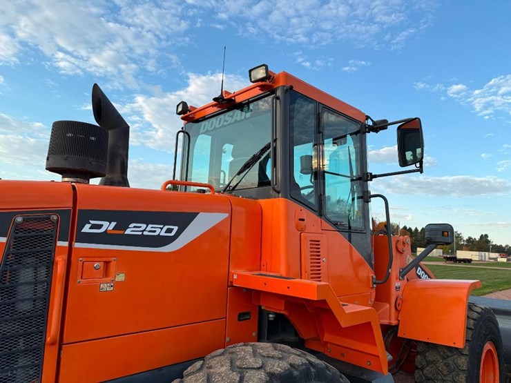 2017-doosan-dl250-5-image-12