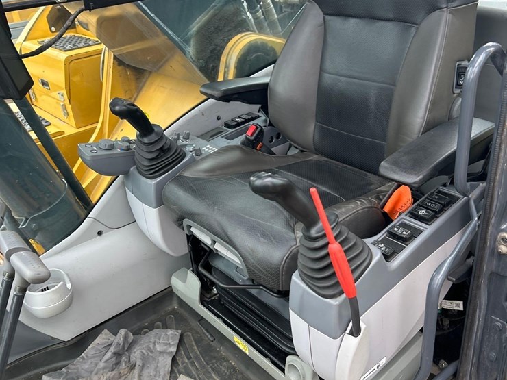 2024-john-deere-350-image-55