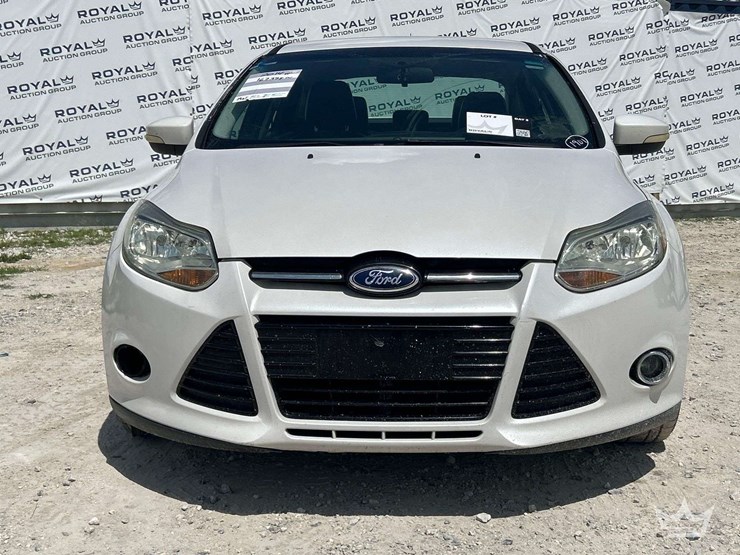 2014-ford-focus-sedan-image-19