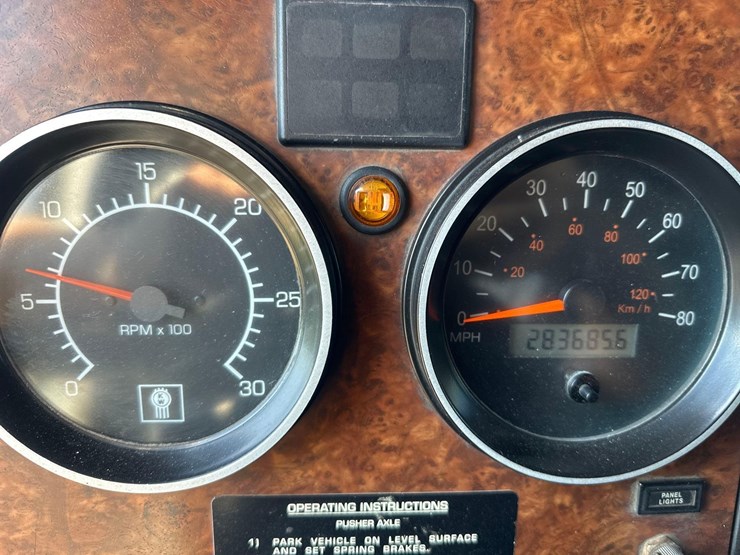 2016-kenworth-t800-image-34