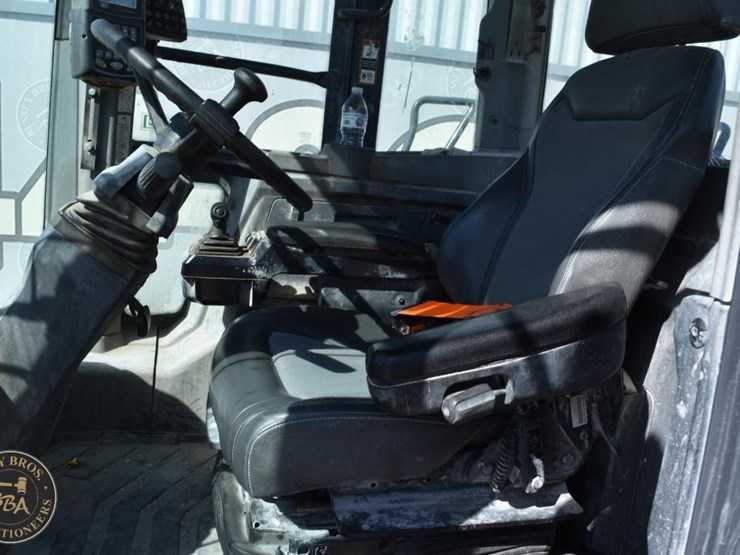 2021-deere-744l-image-54