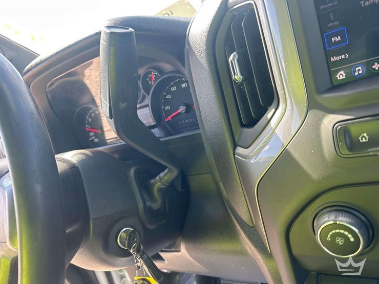 2022-chevrolet-silverado-4x4-crew-cab-pickup-truck-image-14