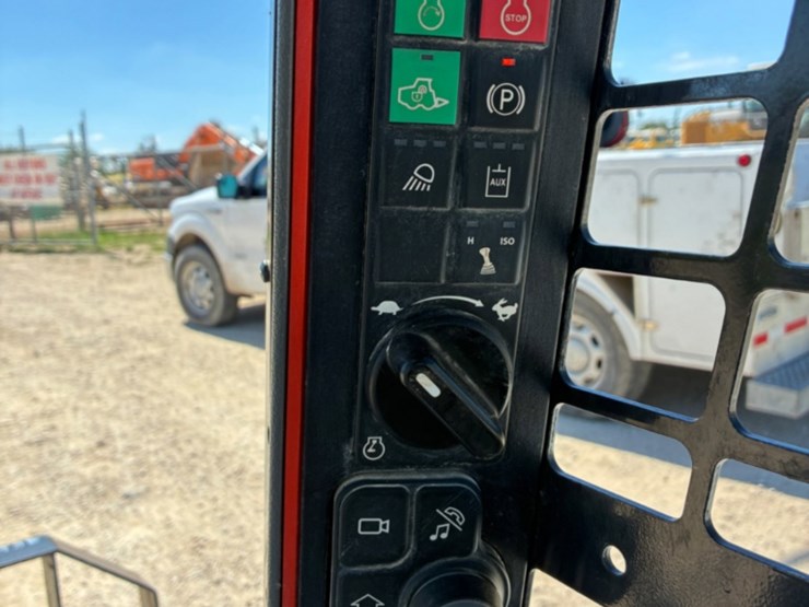 2022-bobcat-t64-image-10