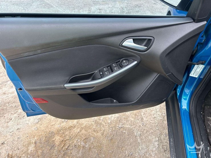 2013-ford-focus-hatchback-image-10