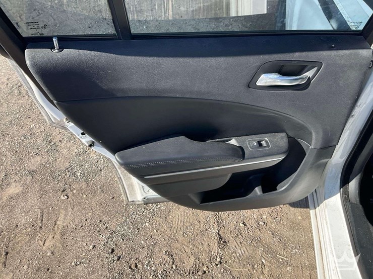 2016-dodge-charger-sedan-image-21