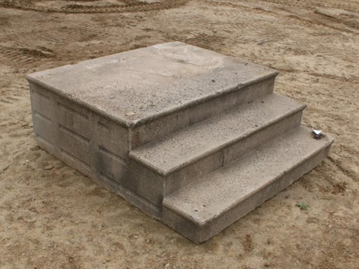 concrete-steps-approx.-65"x60"x22"-image-3