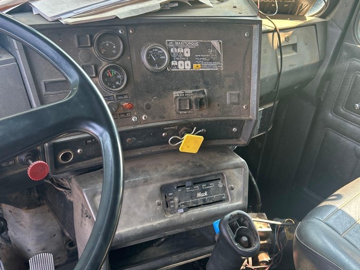 1996-mack-rd690s-image-11