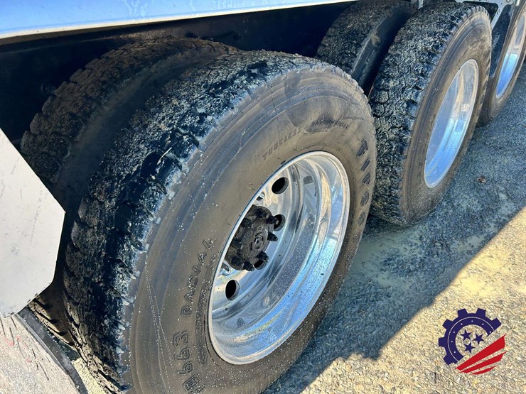 2016-peterbilt-367-image-22