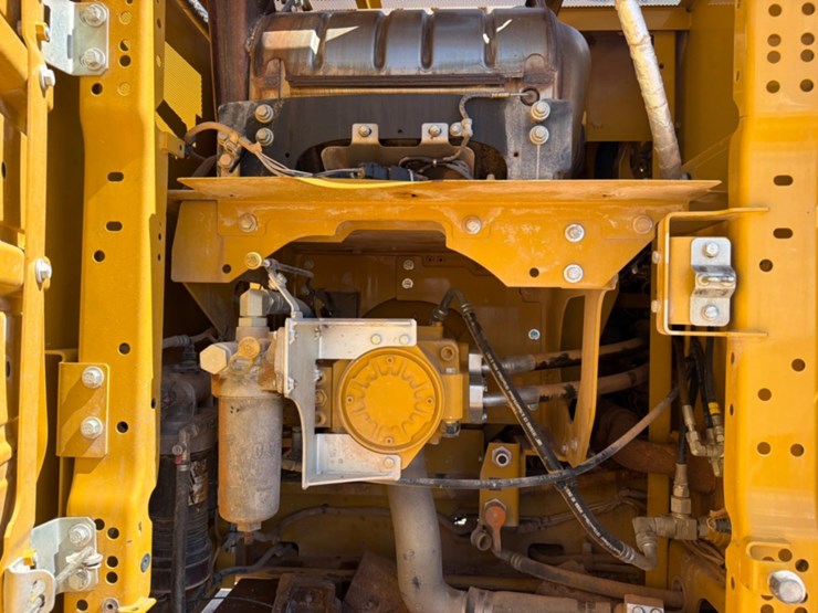 2020-caterpillar-330-image-7