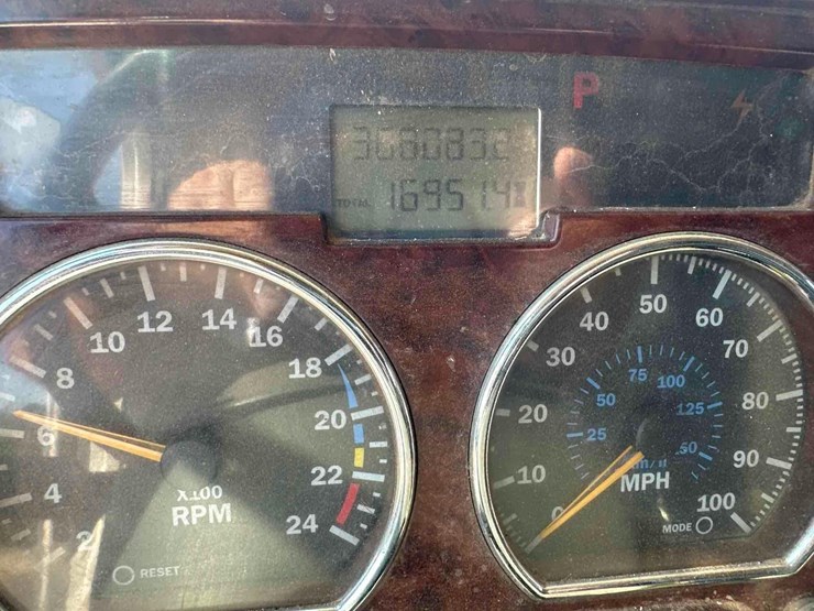 2003-mack-granite-cv713-image-32