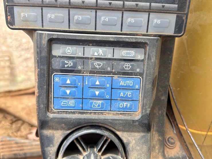 2013-komatsu-pc210-lc-10-image-26