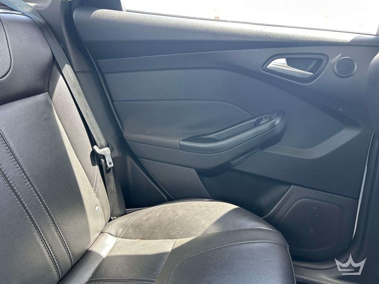 2014-ford-focus-sedan-image-17