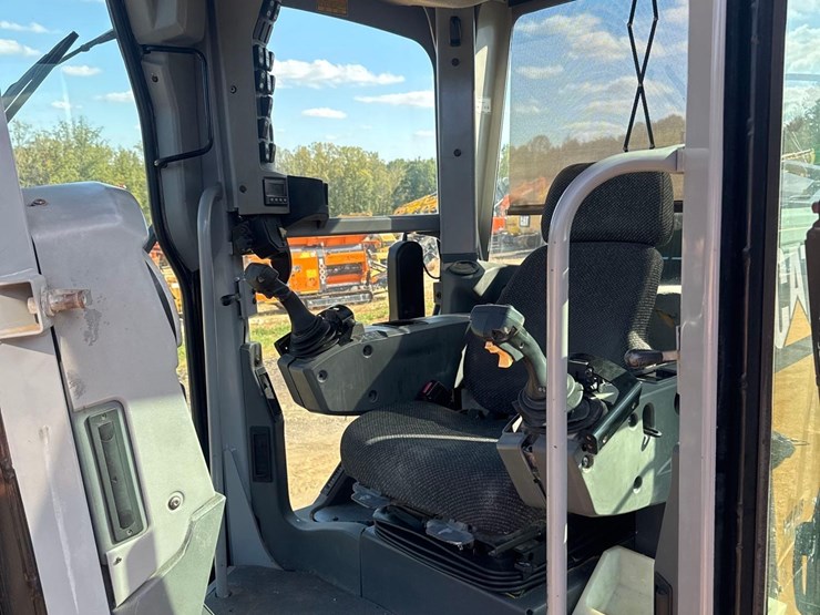 2011-caterpillar-140m2-vhp-plus-image-29