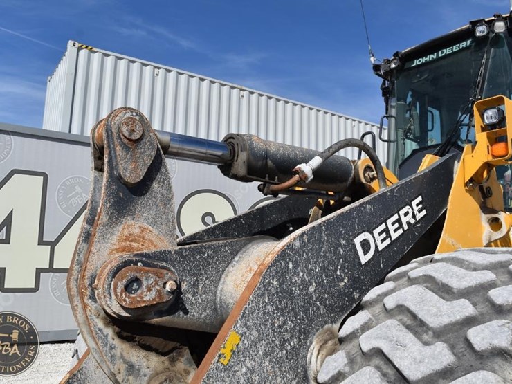 2021-deere-744l-image-32
