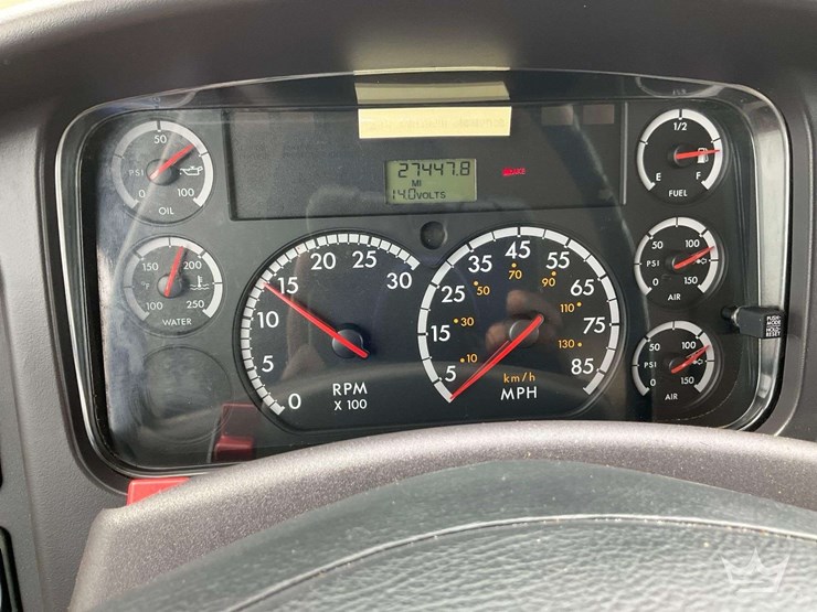 2010-freightliner-m2-106-image-14
