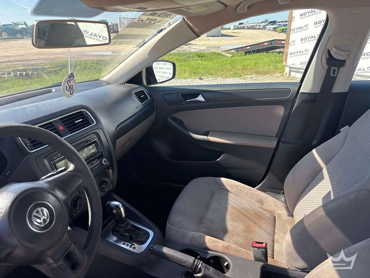 2013-volkswagen-jetta-sedan-image-13