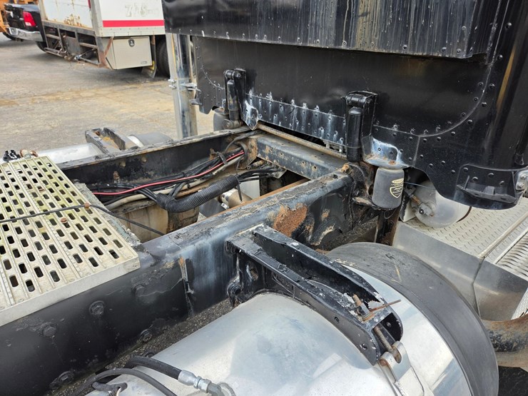 1994-peterbilt-379-image-25