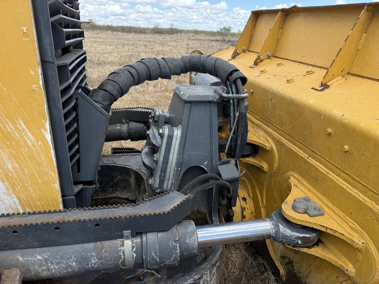 2023-deere-750l-xlt-image-11