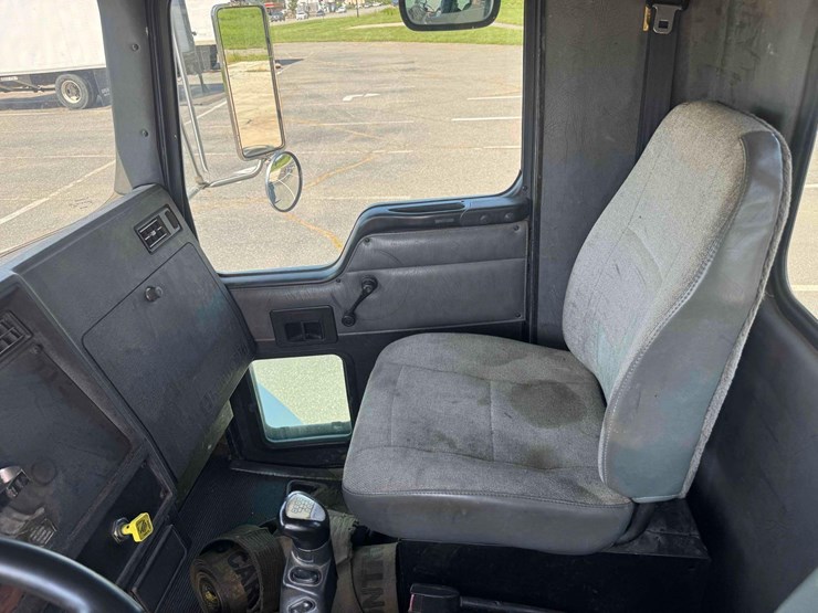 2001-kenworth-t300-image-22