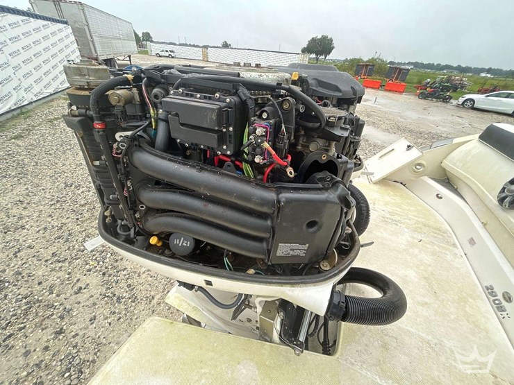 2018-27ft-regal-290bx-boat-w-tarpon-tri-axle-boat-trailer-image-8