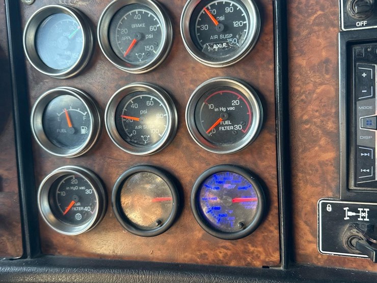 2016-kenworth-t800-image-31