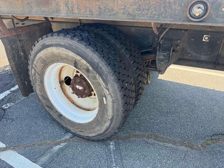 2001-kenworth-t300-image-18