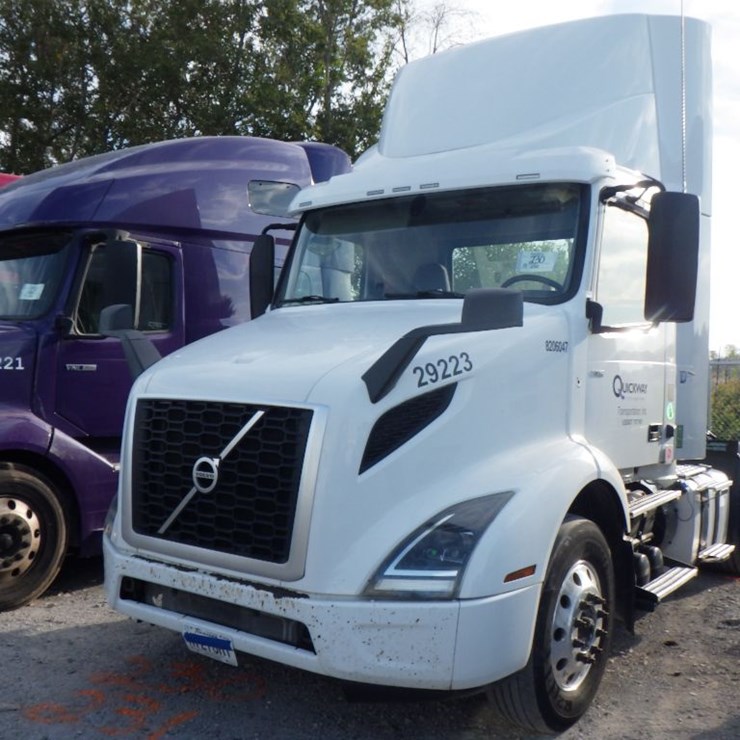 2019 VOLVO VNR300
