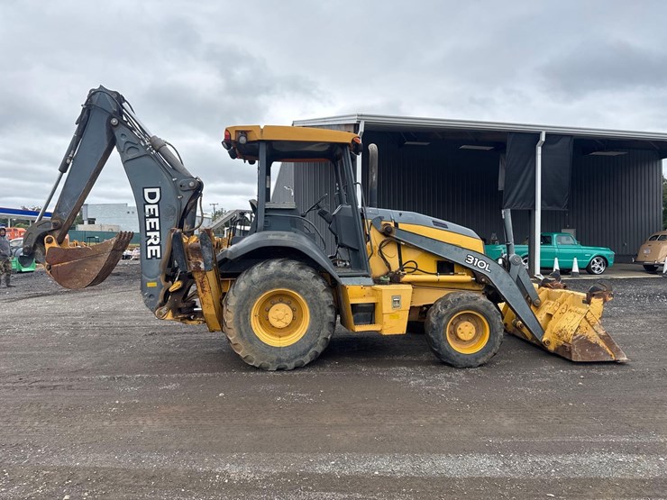 2016-deere-310l-image-8