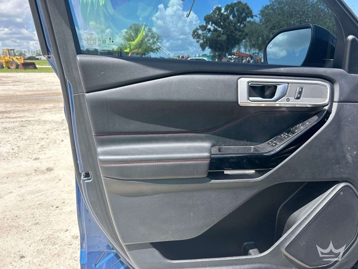 2023-ford-explorer-image-10