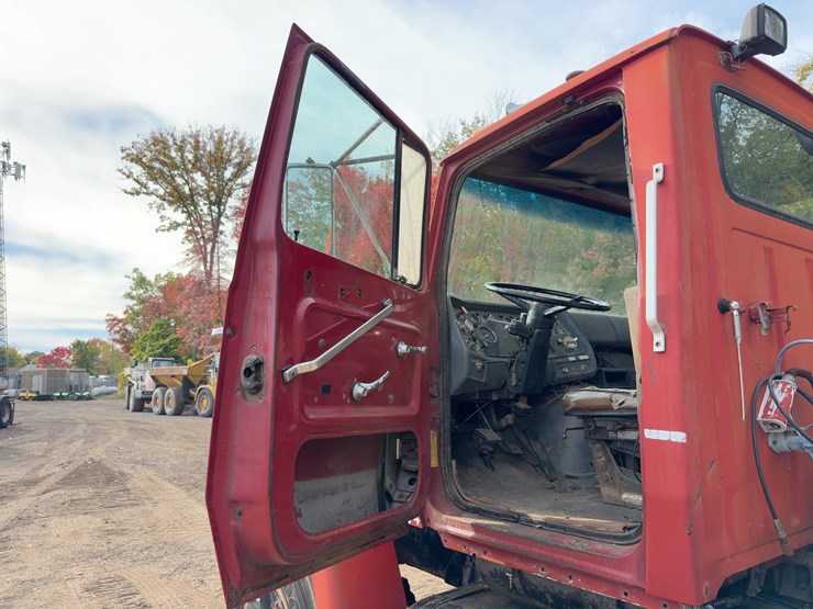 1985-ford-9000-image-27