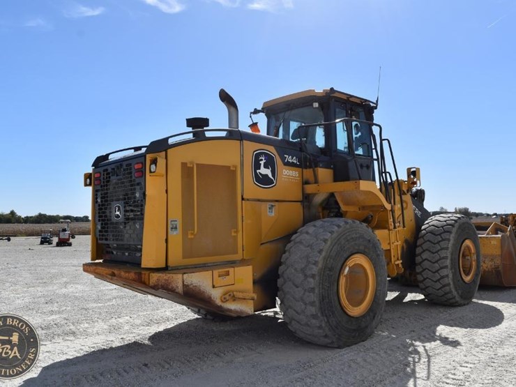 2021-deere-744l-image-22