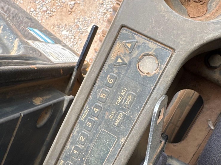 2013-komatsu-pc210-lc-10-image-28