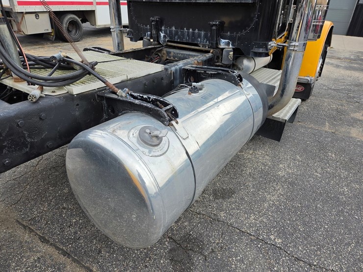 1994-peterbilt-379-image-24