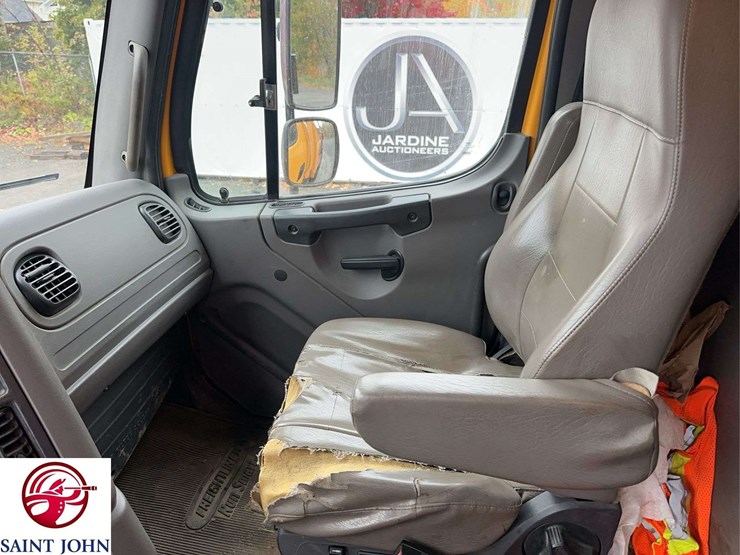 2014-freightliner-114sd-image-23