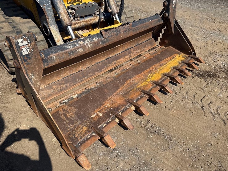 2020-deere-331g-image-11