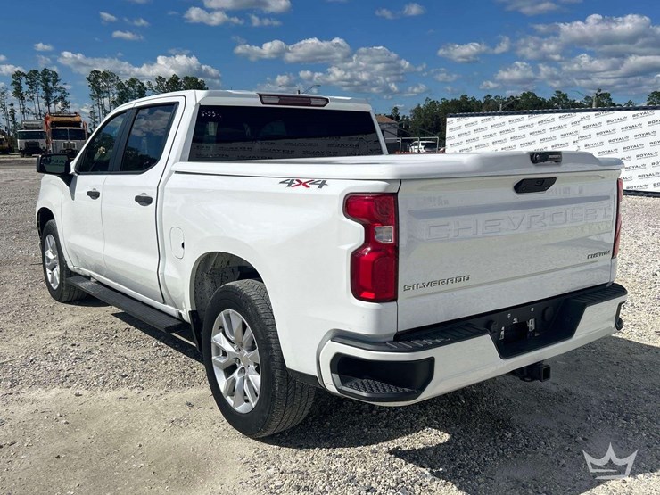 2022-chevrolet-silverado-4x4-crew-cab-pickup-truck-image-4