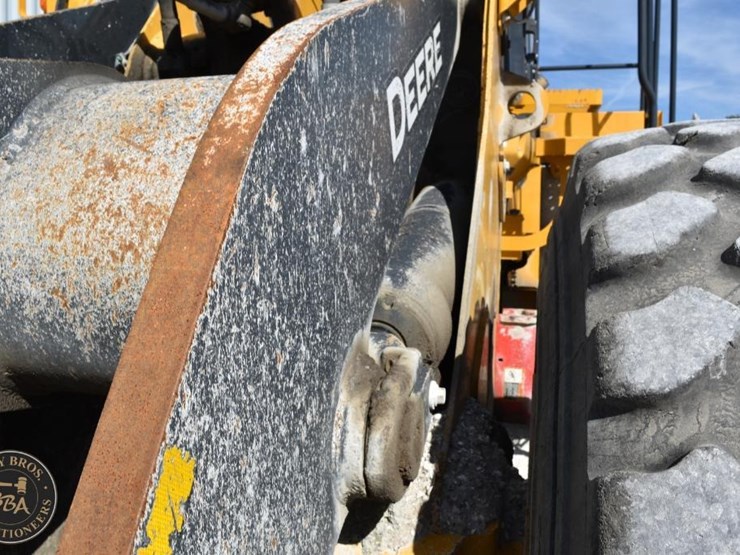 2021-deere-744l-image-35