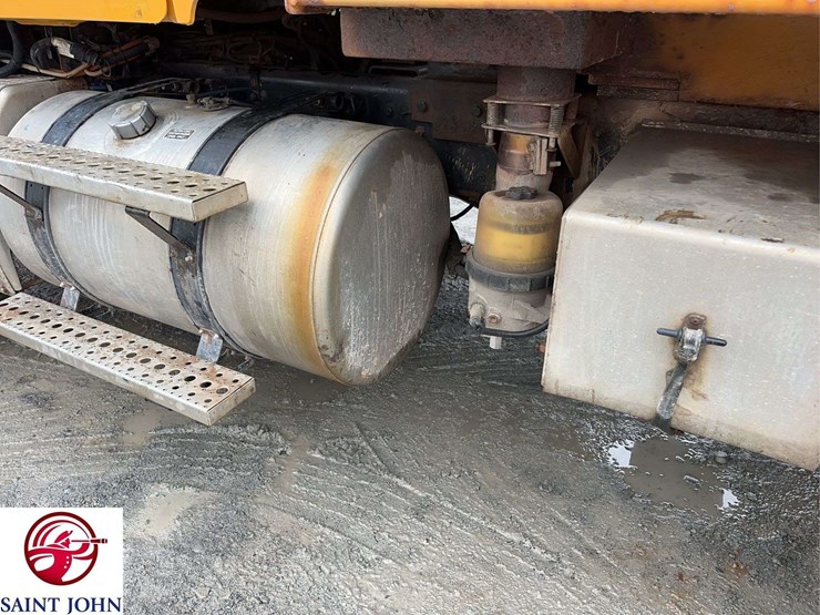 2014-freightliner-114sd-image-19