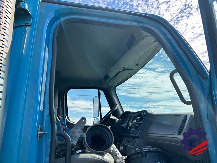 2008-freightliner-m2-106-image-50