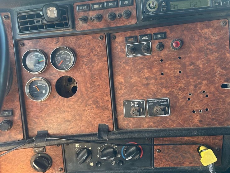 2004-kenworth-w900-image-33