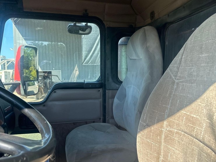 2004-kenworth-w900-image-28