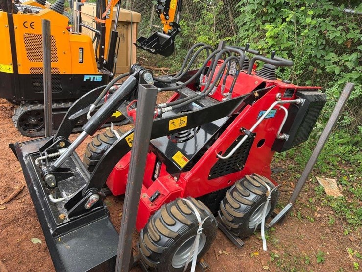 2026-future-323w-mini-skid-steer-loader-image-3