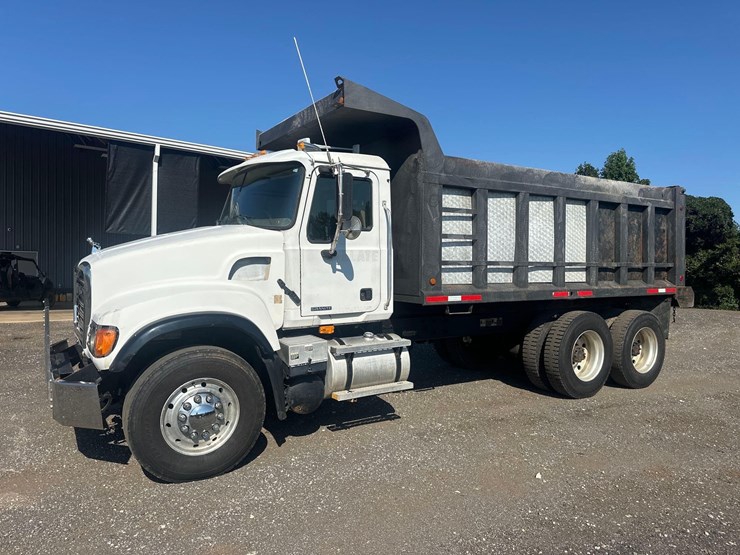 2003-mack-granite-cv713-image-1