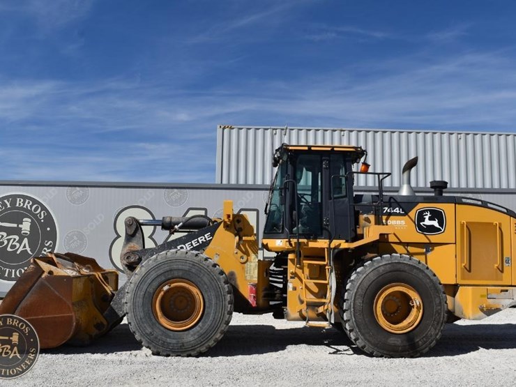 2021-deere-744l-image-5