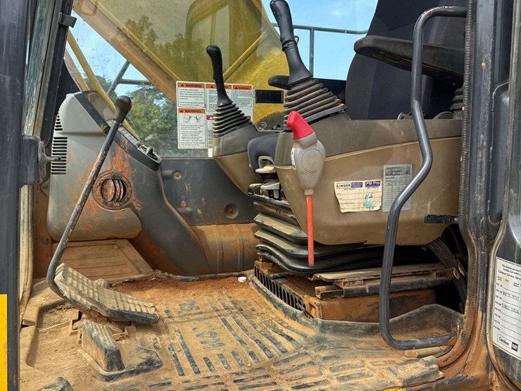 2013-komatsu-pc210-lc-10-image-23