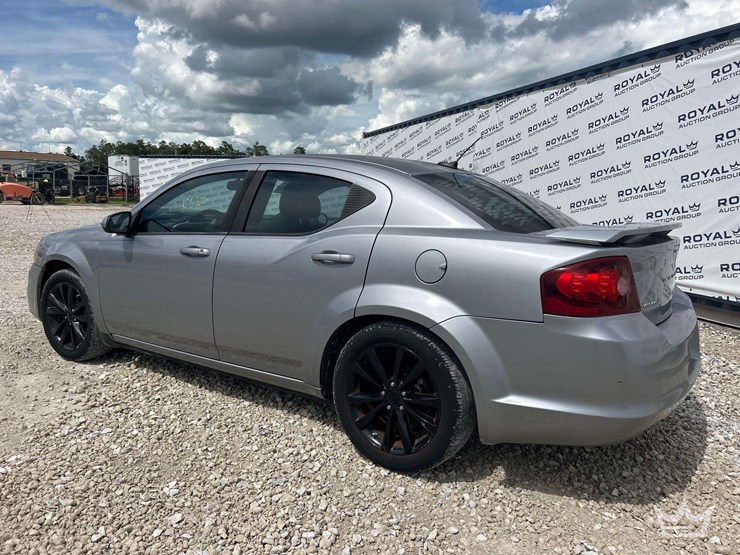 2014-dodge-avenger-sedan-image-4