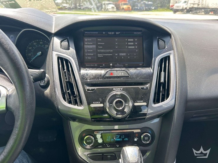 2014-ford-focus-sedan-image-13