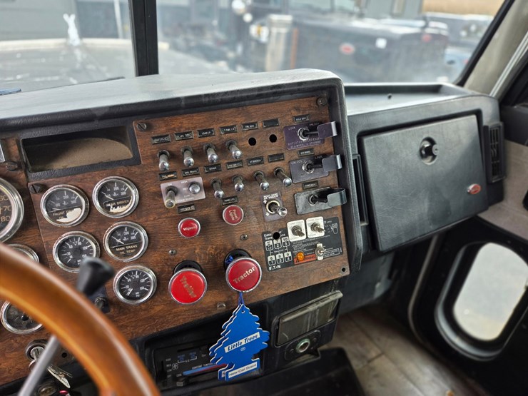 1994-peterbilt-379-image-35